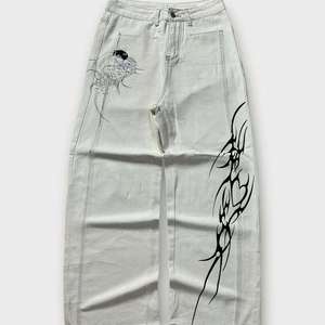 Vaqueros rectos vintage de algodón para hombre, estilo urbano personalizado, de pierna ancha, con hebilla metálica, estampado artesanal, personalizables - Product Image 1