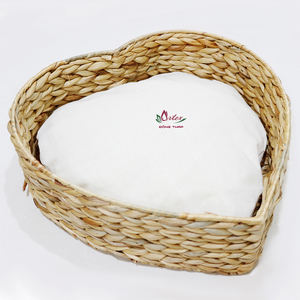 Elegante cama ecológica para mascotas de jacinto de agua, acogedor dormitorio único en forma de corazón para perros y gatos - Product Image 2