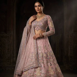 Robe de mariée maxi brodée, style Lehenga, tendance pakistanaise, avec un magnifique motif floral - Product Image 1