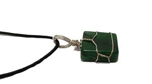 Collier pendentif rectangulaire en jade vert naturel, fait main, enroulé de fil, bijou en cristal de guérison avec cordon noir, vente en gros - Product Image 5