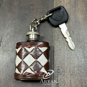 กระติกน้ำพกพาขนาดเล็ก ลายตารางหมากรุกสีดำและสีน้ำตาลสุดหรู พร้อมคลิปหนีบ ขวดพกพาขนาดกะทัดรัด เหมาะสำหรับเป็นของขวัญสำหรับการเดินทางและกิจกรรมกลางแจ้ง - Product Image 1