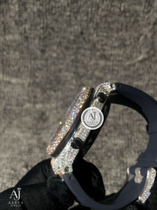 AARVA JEWELS นาฬิกาโครโนกราฟประดับเพชรสำหรับผู้ชาย 43 มม. คริสตัลแซฟไฟร์ อะนาล็อก ตัวเรือนสแตนเลส สายยาง - Product Image 4
