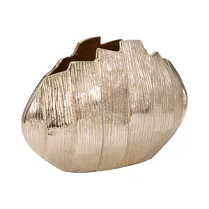 Vase à fleurs décoratif en métal doré pour décorations festives, décoration de table de luxe, vase à fleurs pour une mise en scène raffinée. - Product Image 1