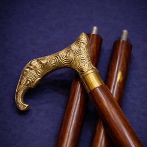 Bâtons de marche rustiques modernes en bois naturel écologique avec poignée en laiton poli, idéaux pour les cadeaux - Product Image 1