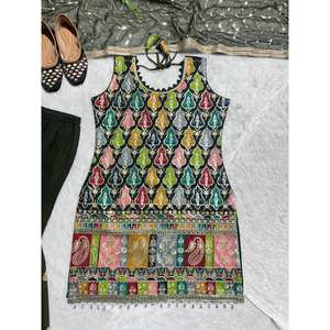 Ensemble de costumes de soirée brodés pour femmes et dupatta avec travail séquentiel - Product Image 3