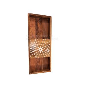 Bandeja de desayuno de madera hecha a mano con incrustaciones de conchas brillantes para una presentación elegante en el hogar y la hostelería. - Product Image 6