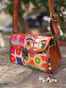 Bolso bandolera bordado a mano indio, bolso de hombro con solapa de patchwork étnico y ribete de cuero para mujer - Product Image 4