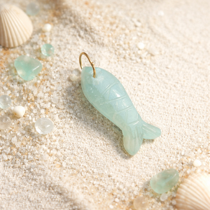Colgante de Pez Aguamarina Tallado a Mano, Amuleto de Cristal con Aro Dorado, Joyería Inspirada en el Océano - Product Image 1