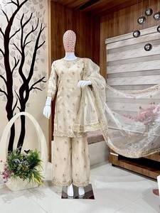 Magnifique ensemble prêt-à-porter en soie dorée scintillante avec broderie Zari et sequins, comprenant un haut, un pantalon palazzo et une dupatta, entièrement cousu. - Product Image 5