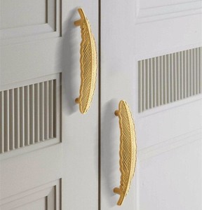 Poignées de porte de placard en laiton faites à la main, finition dorée, tirants décoratifs pour tiroirs de garde-robe, quincaillerie de mobilier de luxe, intérieur moderne - Product Image 1