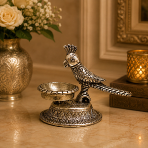 Portavelas de metal vintage hecho a mano con figura de loro antiguo, soporte decorativo para velas Diya, para decoración de mesa del hogar. - Product Image 1