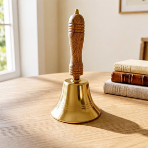 Campana tradicional de latón para puja con un pequeño adorno de toro sagrado esculpido en la parte superior, disponible a precios de mayorista. - Product Image 4