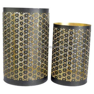 Ensemble de bougeoirs votifs ronds décoratifs pour la maison en fer de 2 pièces avec revêtement intérieur en poudre noire dorée et extérieure finie - Product Image 4