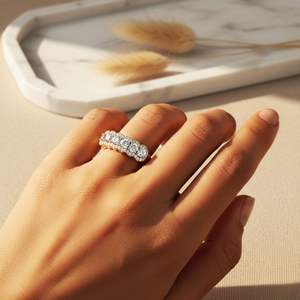 Anillo de banda con cinco piedras y halo pavé de corte redondo de 1.00 quilates - Product Image 6