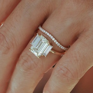 แหวนเพชรทรงเอเมอรัลด์ 5.94 กะรัต ประดับเพชรสามเม็ด ทองคำแท้ 14K พร้อมเพชรทรงบาแกตต์ด้านข้าง แหวนหมั้นสุดหรูสำหรับผู้หญิง - Product Image 3