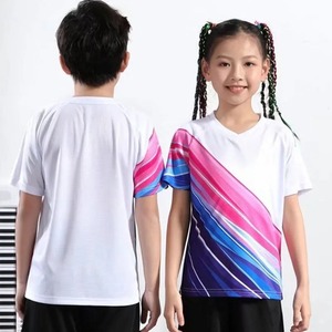 Camiseta Deportiva de Manga Corta con Cuello en V y Degradado Rosa para Niños, Unisex, Corte Regular, Estampado Sublimado, para Todas las Temporadas - Product Image 2