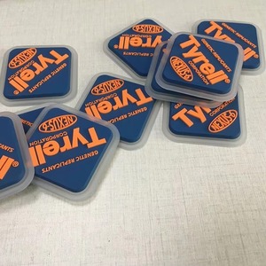 Badges en silicone personnalisés en gros avec des motifs de cœur, de fleurs et de lettres pour les vêtements de mode - Product Image 6