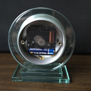 Horloge de bureau en verre à succès, design circulaire moderne, mouvement à quartz, affichage silencieux des aiguilles, fonctionne sur piles - Product Image 4