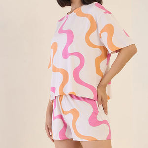 Conjunto de dos piezas de verano personalizado de moda, con logo de color sólido, informal, de felpa de 240 g, con sudadera con capucha y pantalones cortos por encima de la rodilla para mujer, 100% algodón. - Product Image 4