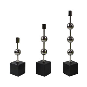 Ensemble de trois bougeoirs en métal massif, design exclusif et décoratif, idéal pour la table. - Product Image 1