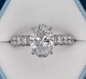 Bague de fiançailles ovale en or blanc 4,00 carats avec diamant de laboratoire VVS2 F certifié IGI, halo pavé, vente en gros - Product Image 1