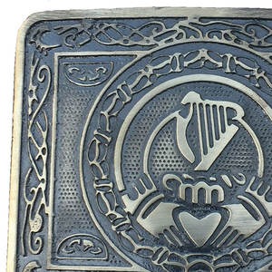 Hebilla de cinturón con patrón Claddagh para kilt de las Tierras Altas, acabado antiguo / Hebillas para kilt escocés, accesorios de fábrica - Product Image 3