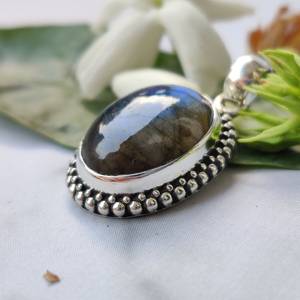 Pendentif en argent sterling avec labradorite naturelle, pierre précieuse ovale à reflets bleus, collier fait main, bijoux bohèmes, cadeau pour elle - Product Image 6