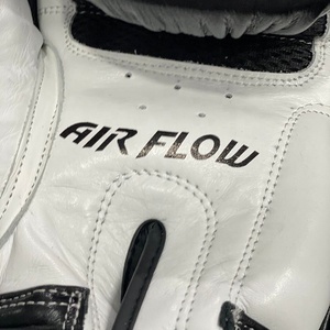 Gants de boxe en cuir de vache véritable faits à la main Twins Muay Thai avec attaches auto-agrippantes, respirants et anti-humidité - Product Image 5