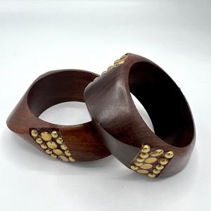 Meilleures ventes : Ensemble de bracelets ethniques en bois faits à la main avec clous en laiton, collection de bijoux de mode en gros pour les détaillants en ligne - Product Image 1