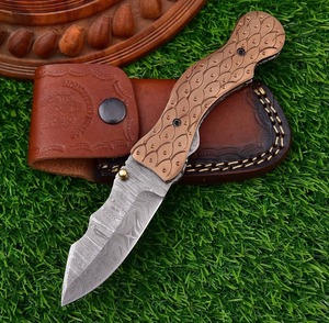 Couteau pliant artisanal de qualité industrielle avec lame en acier Damas, manche en cuivre, étui en cuir, personnalisable OEM pour la chasse - Product Image 4
