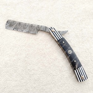Navaja de afeitar medieval profesional con mango de cuerno y madera para barbería y salón, modelo TT-5522 - Product Image 1