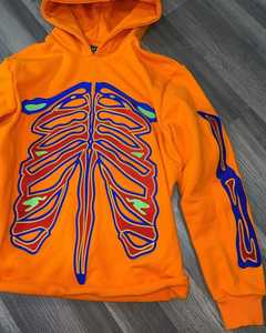 Sudadera con capucha y cremallera para hombre, 100% algodón, de alto gramaje, transpirable, estilo urbano, con bordado desgastado y estampado de árbol de caza. - Product Image 4