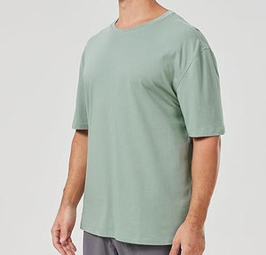 T-shirt oversize tendance pour homme, coupe ample et carrée, en coton épais 100% personnalisable, également disponible pour femme - Product Image 3