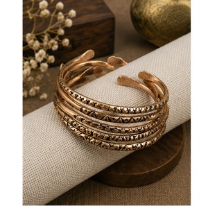 Conjunto de Brazaletes de Bronce con Pátina Natural Grabados a Mano, Diseño de Múltiples Hileras con Puntas Aplanadas, Brazalete Abierto para Muñeca - Product Image 6