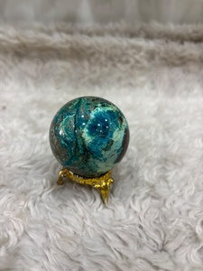 Esfera de crisocola shattuckita con tonos minerales azul verdoso vivos, patrones de matriz intrincados, pulida, redondeada y distintiva - Product Image 3