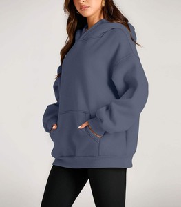 Sweat-shirt à capuche surdimensionné personnalisé pour femme avec poches et épaules tombantes – Qualité supérieure – Collection Hiver - Product Image 3