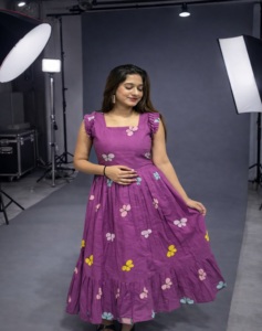 ชุดเดรสสไตล์ตะวันตกทรงหลวมพิมพ์ลายดอกไม้ ล้างทำความสะอาดได้ แขนสั้น แฟชั่นน่ารักลำลองสำหรับฤดูร้อนปี 2026 รุ่น AARYA - Product Image 1