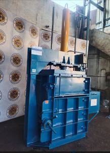 Presse à balles de ferraille de 26 tonnes, haute productivité, en acier au carbone, motorisée - Product Image 3