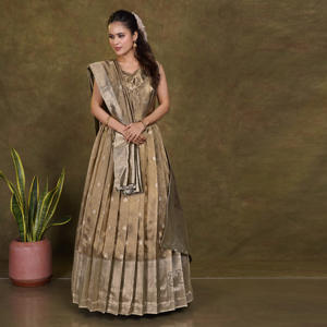 ชุดเดรสยาวผ้าไหมบานาราซี พร้อมลายปักดิ้นทองแบบดั้งเดิม สำหรับงานเทศกาลและงานเลี้ยง  ชุดยาวสไตล์ชาติพันธุ์ พร้อมผ้าคลุมไหล่ - Product Image 1