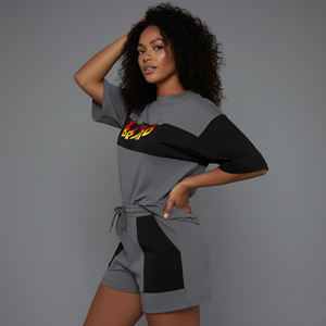 Ensemble jogging femme sur mesure 100% coton, 2 pièces (tee-shirt et short) surdimensionnés, logo imprimé DTF personnalisé, tissu épais 300 GSM - Product Image 3