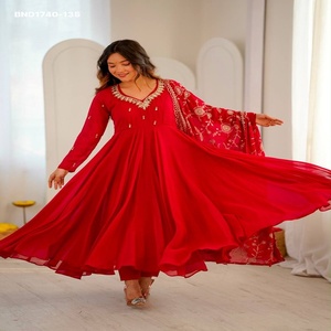 Ensemble Anarkali long et évasé en Faux Georgette de créateur avec encolure ornée de Khatli et de miroirs, pantalon et dupatta à sequins – Mode féminine - Product Image 1