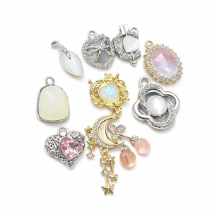 Venta al por Mayor de Dijes Metálicos, Adornos para Joyería, Colgantes de Aleación con Pedrería para la Fabricación de Aretes, Pulseras y Collares - Product Image 1