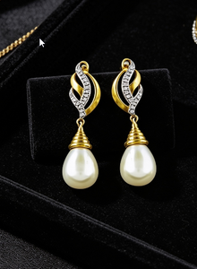 Pendientes colgantes chapados en oro de 18 quilates con perla sintética blanca y circonita cúbica con engaste en canal para mujer, estilo clásico de boda - Product Image 3