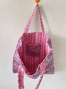 Bolso tote indio con estampado floral hecho a mano, estilo bohemio, rosa y azul, acolchado, de algodón, para uso diario, bolso de mano para uso casual. - Product Image 3