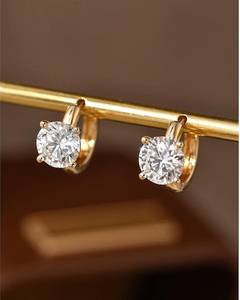 Clásicos Pendientes de Aro Personalizables con Diamantes de Corte Redondo de 1.00CT Cada Uno, Oro Sólido de 18K, Estilo Étnico Moderno, Regalo Prometido - Product Image 2