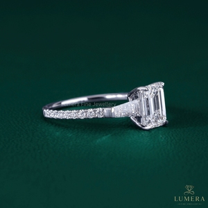 แหวนเพชรเพาะเลี้ยงทรงเอเมอรัลด์แบบสั่งทำพิเศษ ทองคำขาว 14K 18K ประดับเพชรทรงบาแก็ตต์สามเม็ดด้านข้าง - Product Image 4