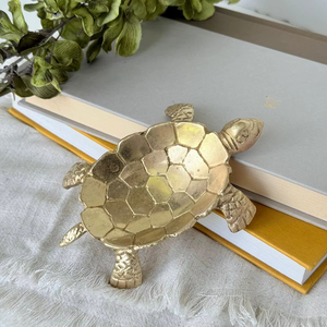 Ornement de table en métal artisanal en forme de tortue pour la décoration de table basse et une présentation élégante dans le salon - Product Image 1