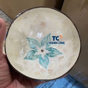 Nouvel Arrivage Bol en Noix de Coco Laqué Poli avec Incrustation Nacre Motif Floral Vaisselle de Luxe Vintage pour Hôtels et Resorts - Product Image 1