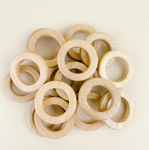 Anillo decorativo de madera para servilletas, diseñado para complementar las servilletas de lino y realzar la elegancia general de la presentación de la cena. - Product Image 2