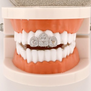 Oferta Especial en Grillz de Diamantes Moissanite VVS con Acabado de Alto Brillo para Uso Diario y en Fiestas, Disponible al Mejor Precio del Mercado - Product Image 1